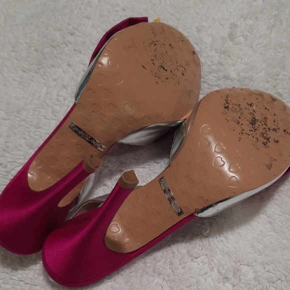 Betsey Johnson Fuchsia and Silver Heels with Bow - Picture 4 of 8